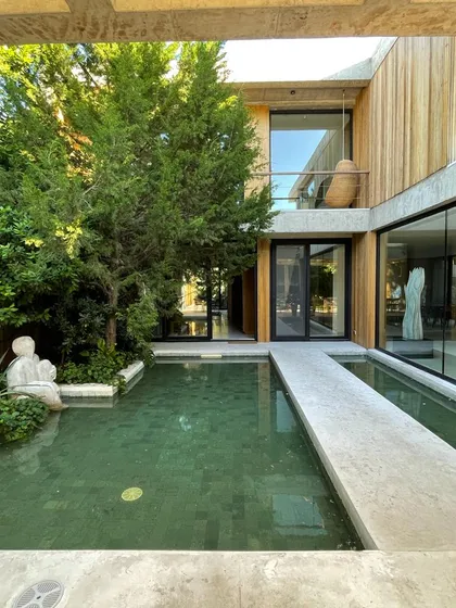 Casa moderna con piscina, vegetación y arte escultural — proyecto Ladislao_EA, por Eugenia Anaya -estudio de paisajismo-, en B1641 Acassuso