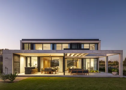 Casa moderna de hormigón con patio integrado y vegetación — proyecto CASA FELIX, por GMARQ, en Pilar