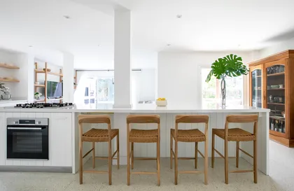 Cocina moderna escandinava con isla central y acabados blancos y madera — proyecto Laguna del Sol, por Parq Estudio, en Tigre
