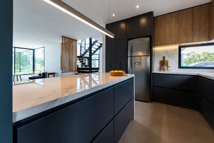 Cocina moderna integrada a comedor y living, isla de mármol y madera — proyecto Santa Isabel - Andrea Gonzalez, por ABEJA CONCEPT, en Nordelta