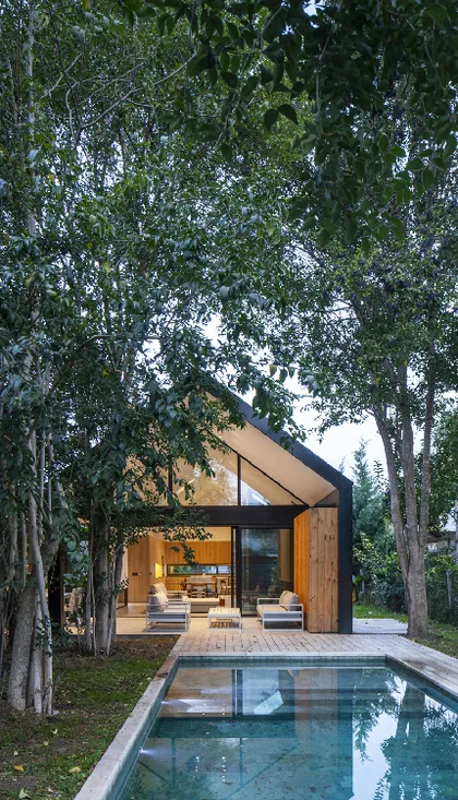 Casa moderna con piscina y deck de madera en bosque — proyecto Casa Øslo, por Estudio PK, en Belén de Escobar