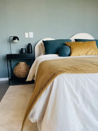 Dormitorio moderno con paredes verde menta y acentos dorados y turquesas — proyecto Le chambre verte, por BRand arquitectura / BRand homes, en Belén de Escobar