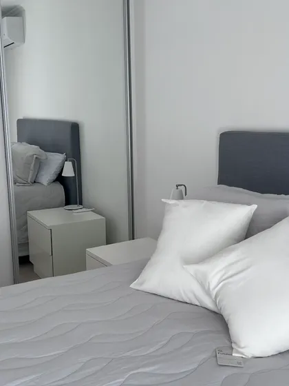 Dormitorio minimalista con cama grande y espejo de cuerpo entero — proyecto CASA LA LOMADA , por Estudio Grupo 32, en Pilar