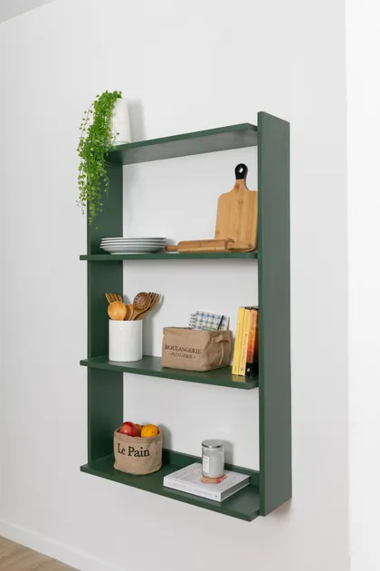 Estantería modular verde con objetos de cocina y decoración — proyecto Línea Queens, por ALTORANCHO, en San Isidro
