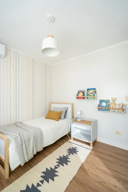 dormitorio moderno con ropa de cama blanca y alfombra geométrica — proyecto El Atardecer - Dormitorio Benja, por Blue Rabbit Design, en Rincón de Milberg