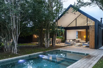 moderna casa con piscina, deck de madera y amplios ventanales — proyecto Casa Øslo, por Estudio PK, en Belén de Escobar