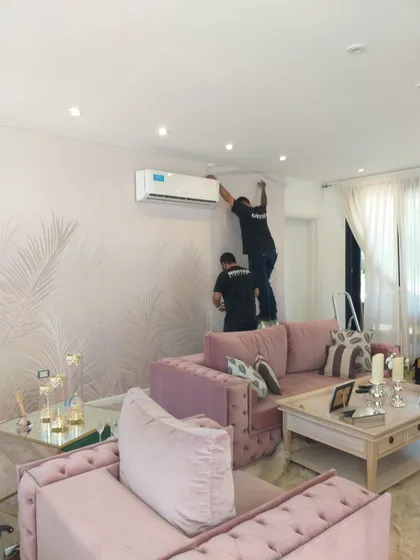 Instalación de aire acondicionado en sala de estar con sofás rosas — proyecto Foliage, por Picma Empapelados, Murales, Esmerilados, Prints ,Papeles, en Canning