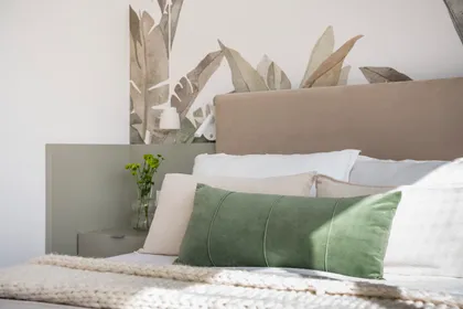 Dormitorio moderno con mural botánico y almohadón verde de terciopelo — proyecto Mirabilia, por Estudio Basa, en Buenos Aires