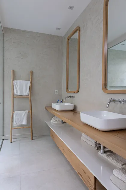 Baño moderno con doble bacha de madera y cemento — proyecto Casa Al Agua - Grupo PAUTA, por Gaby Alfonso, en Belén de Escobar