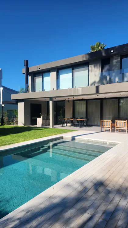 casa moderna con piscina y parrilla exterior — proyecto Casa Campo Chico , por Vidal Bianchi arquitectura, en Pilar