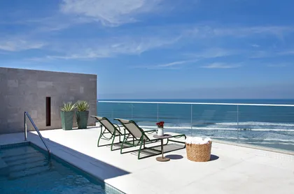 Terraza de piscina moderna con vista al mar y tumbonas — proyecto Residência VPA, por Cristina Barbara - Barbara e Purchio