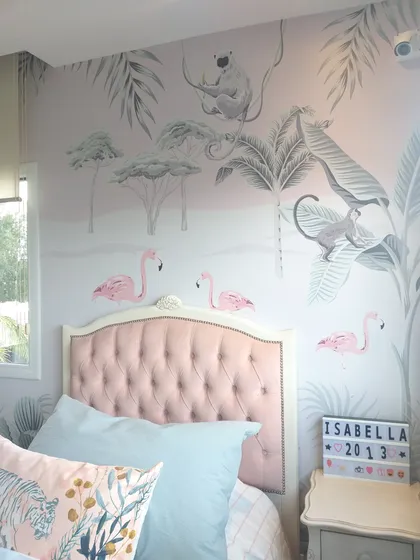 Habitación infantil con mural de selva y cabecero rosa — proyecto Mural flamencos, por Picma Empapelados, Murales, Esmerilados, Prints ,Papeles, en Canning