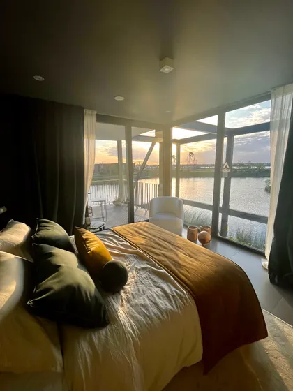 Dormitorio moderno con vista al mar y luz natural abundante — proyecto Le chambre verte, por BRand arquitectura / BRand homes, en Belén de Escobar