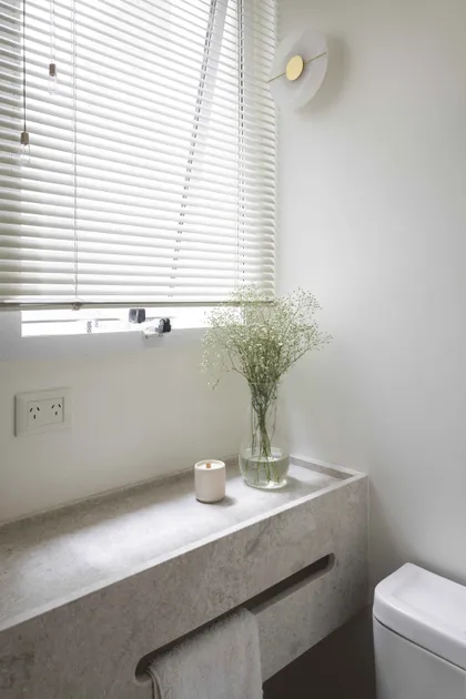 Baño moderno con mesada de hormigón flotante y luz natural — proyecto Libertador, por Bouré Studio, en Palermo