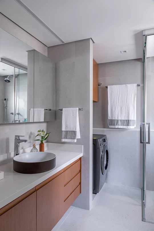 Baño moderno con mesada de mármol, vanitory de madera y lavandera integrada — proyecto Min. Rocha Azevedo, por Carina Dal Fabbro Arquitetura