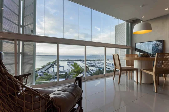 Terraza panorámica con vista al puerto, diseño minimalista y luminoso — proyecto Varandas, por Xico Diniz