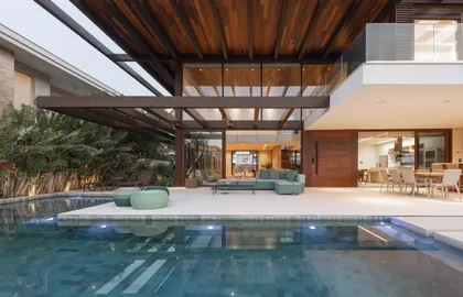 Patio moderno con pileta, pérgola de madera y galería vidriada — proyecto Casa C.A.P., por Ruschel Arquitetura e Urbanism