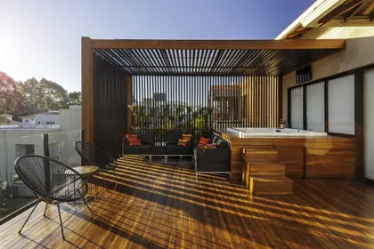 Terraza con pergola de madera, deck y sombras proyectadas — proyecto CASA RR, por Frederico Bicalho Arquitetura