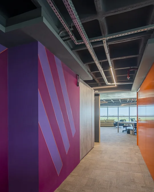 Pasillo moderno con paredes color bordo y piso vinílico, iluminación LED — proyecto Projeto 2, por Studiok