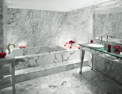 Baño lujoso con mármol blanco y bañera exenta — proyecto Faena Suites - Presidential, por Claudia Faena Studio, en Puerto Madero
