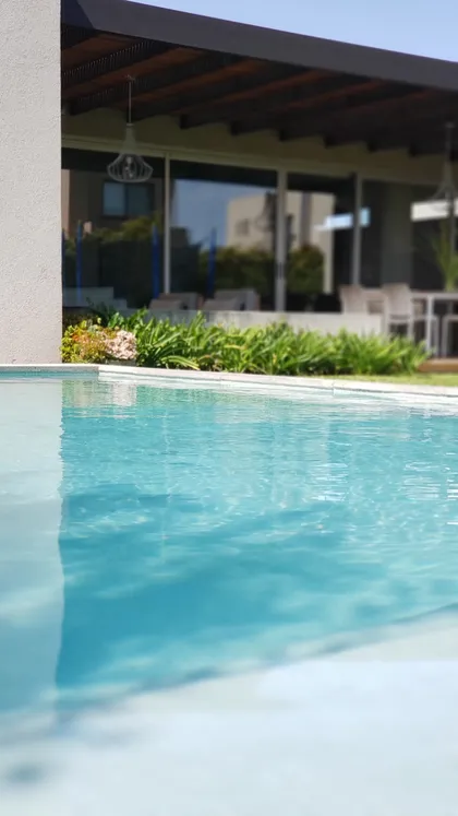 Piscina moderna con pérgola y mobiliario exterior — proyecto PA - Casa en Barrio Barbarita, por MLS Estudio, en Tigre