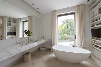Baño moderno con bañera exenta y ventana panorámica — proyecto Casa H, por Estudio Dado, en Belgrano