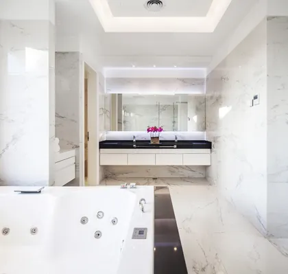 Baño moderno con bañera exenta y mármol blanco — proyecto París en Buenos Aires , por Apaarquitectura, en Nordelta