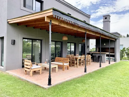 Galería exterior con techo de madera y mobiliario de exterior — proyecto La Comarca , por Marconi Silva Arquitectos, en La Comarca