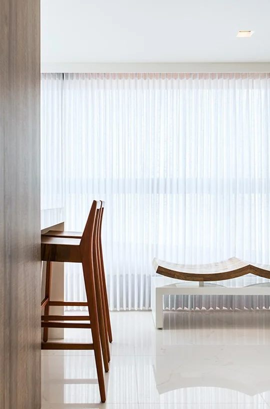 Comedor minimalista con sillas de madera y cortinas verticals blancas — proyecto Apartamento 180m Boa Viagem, por André Caricio