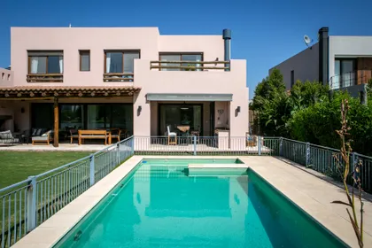Casa moderna con piscina y jardín paisajístico — proyecto Lagos del Norte 1, por Escalante Vela Arquitectos, en Don Torcuato