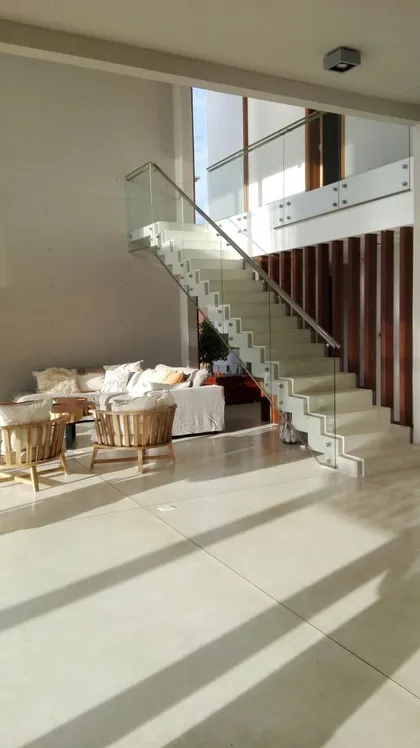 Escalera flotante vidrio doble altura living luminoso moderno — proyecto SG-01, por VGLA Arquitectos, en Dique Luján