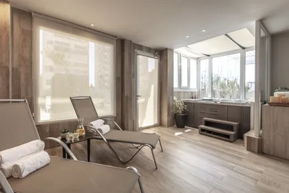 área de spa moderna con sillones reclinables y jacuzzi — proyecto Hotel Huinid Buenos Aires , por Viviana Melamed, en CABA