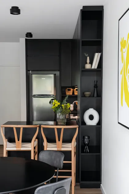 Cocina moderna escandinava con isla, sillas wishbone y estantería alta negra — proyecto 11 de Septiembre, por estudio VARA , en Belgrano