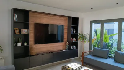 Living moderno con gran mueble de almacenamiento y TV — proyecto Casa zABALA, por Sep Arquitectura , en La Plata