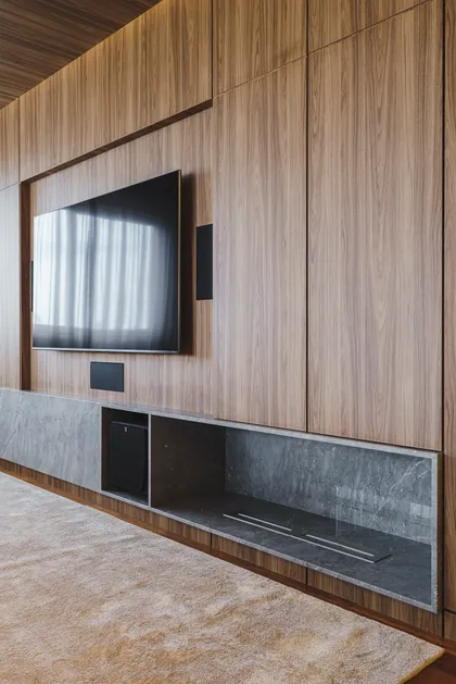 Living moderno con panelado de madera y TV integrada — proyecto Projeto M.Decor, por Marcelo Stammer