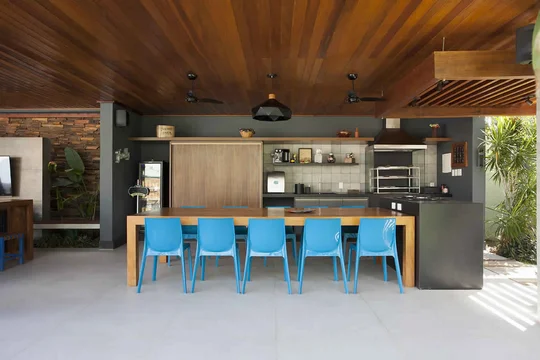 Comedor moderno con isla, sillas azules y techo madera natural — proyecto Gourmet, por Xico Diniz