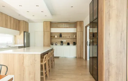 Cocina moderna de madera clara y diseño escandinavo, isla grande — proyecto Reforma cocina , por Metro creativo , en Belén de Escobar