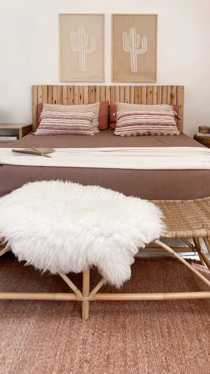 Dormitorio estilo boho con arte de cactus y alfombra de oveja — proyecto El Refugio, por Grupo Pauta Arquitectura, en Pinamar