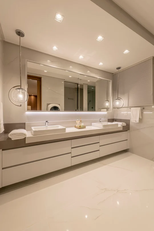 Baño moderno minimalista con mesada blanca doble y espejo gran formato — proyecto Projeto Destaque Club&Casa, por Andrea Carvalho Arquitetura