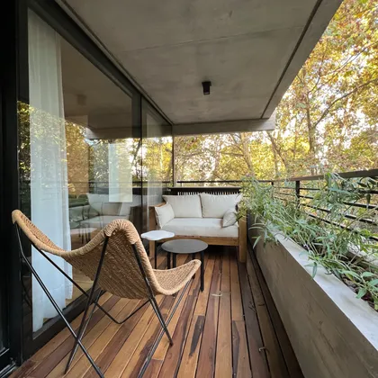 Balcón moderno con deck de madera y vista a árboles — proyecto Guatemala, por MDBK Arquitectura, en Palermo