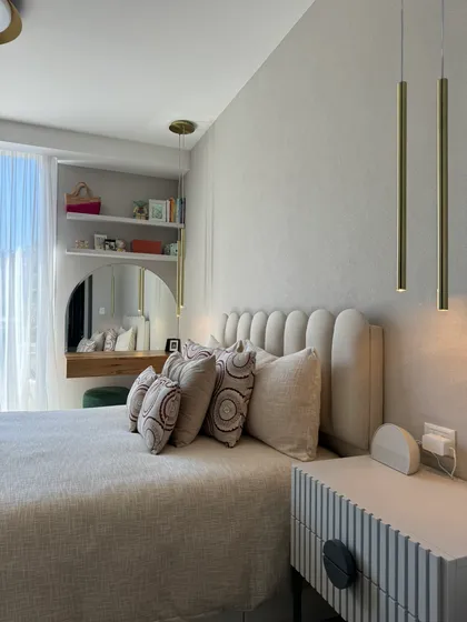Dormitorio moderno con cama grande, luces colgantes doradas y estanterías blancas — proyecto Freire, por MDBK Arquitectura, en Belgrano