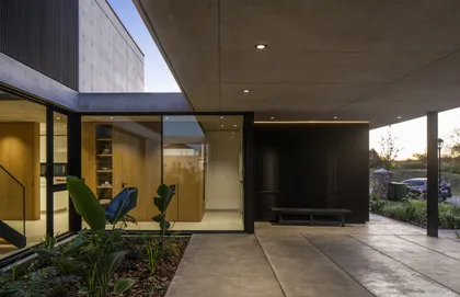 fachada moderna con techo de hormigón voladizo y vegetación — proyecto CASA FELIX, por GMARQ, en Pilar