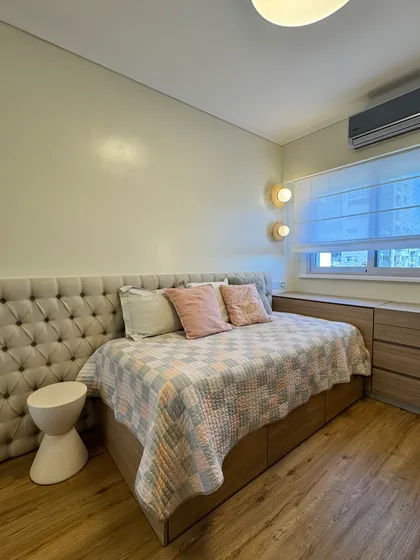 Habitación con cama, cabecero capitoné y cubrecama geométrico — proyecto Libertador II, por MDBK Arquitectura, en Núñez