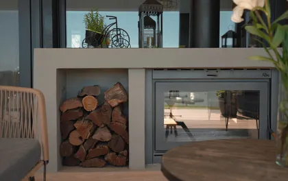 Living moderno con hogar empotrado, piso de madera y ventanal — proyecto Panorama House, por Estudio UFV72, en Belén de Escobar