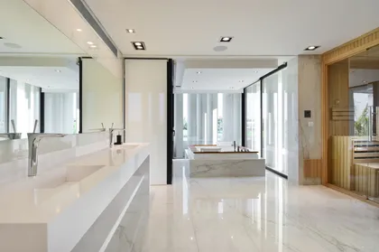 Baño moderno de lujo con mármol blanco y luz natural abundante — proyecto Casa DL, por Santiago Cordeyro Arquitectos, en General Rodríguez