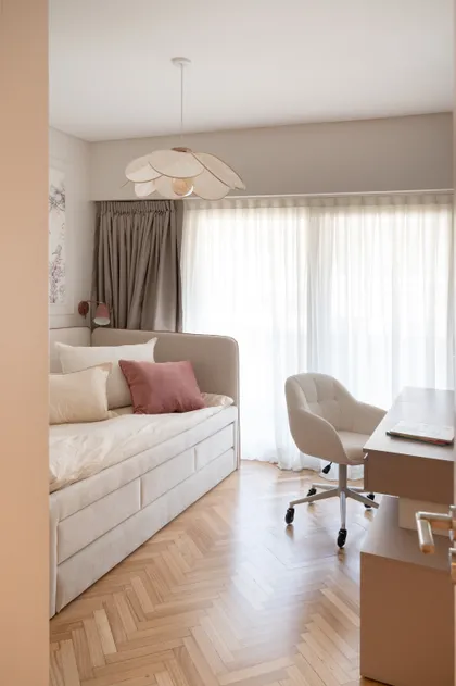 Dormitorio moderno con cama tipo diván y suelo de madera a espiga — proyecto ALVEAR TYM, por AB ARQUITECTURA, en Recoleta