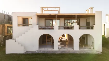 fachada de casa blanca con arcos y vistas al mar — proyecto El Refugio, por Grupo Pauta Arquitectura, en Pinamar