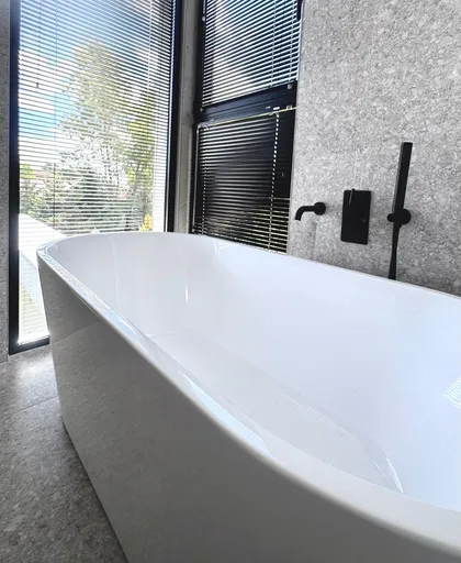 Baño moderno con bañera exenta blanca y grandes ventanas — proyecto DISEÑO INTERIOR - SAN BENITO - BAÑO SUITE , por FOCO_arquitectura&diseñointerior, en Belén de Escobar