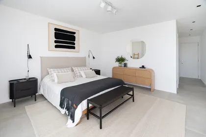 Dormitorio minimalista estilo escandinavo con cama grande y detalles en madera clara — proyecto PROYECTO VISTAS, por July Acosta Home, en Belén de Escobar