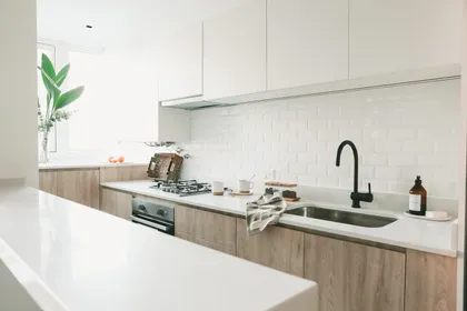 Cocina escandinava moderna con isla y luz natural — proyecto Ruggieri, por Estudio RG, en Buenos Aires